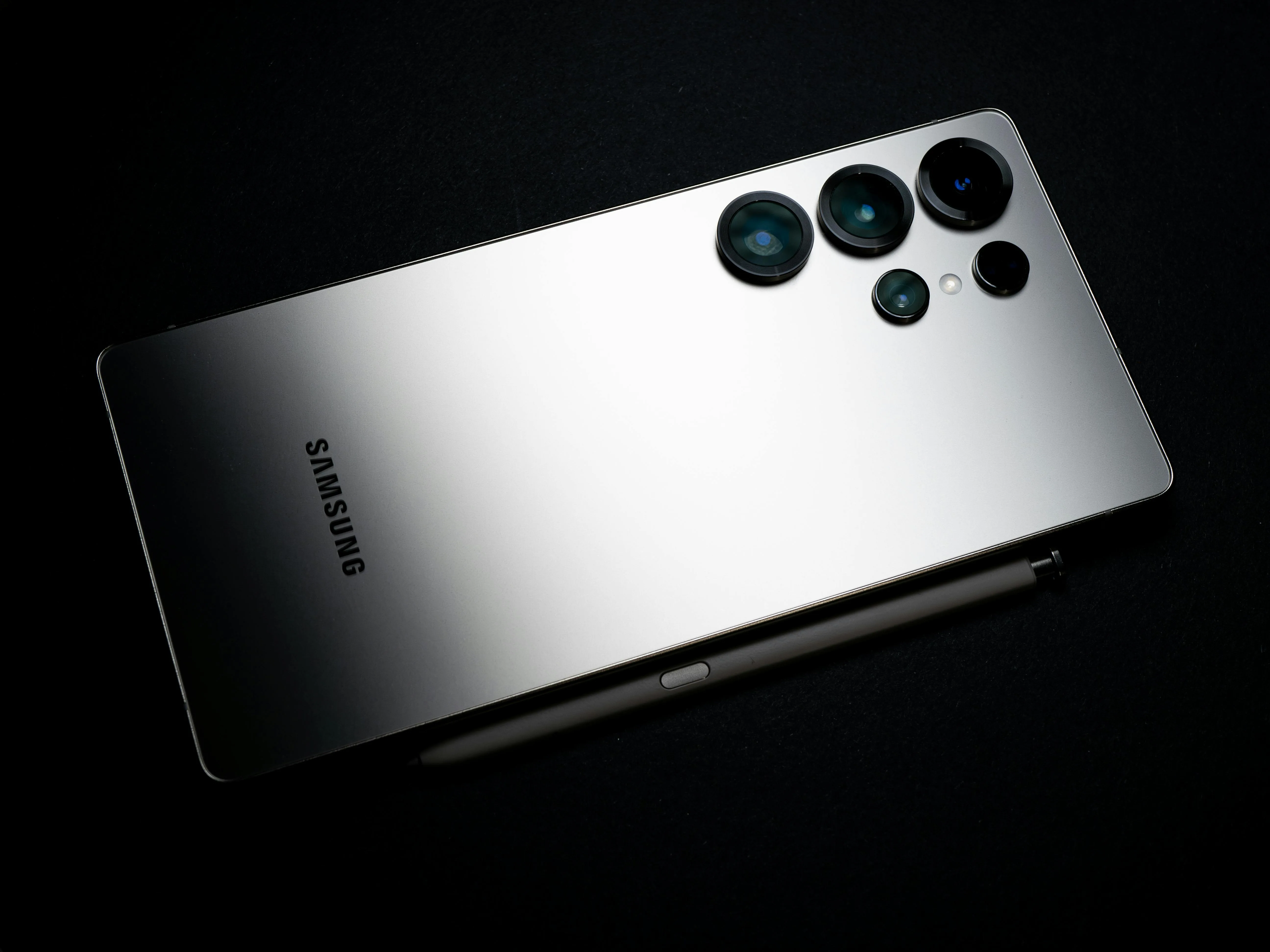 iPhone SE (2022) vs Galaxy A54: qué móvil tiene más sentido por tu dinero