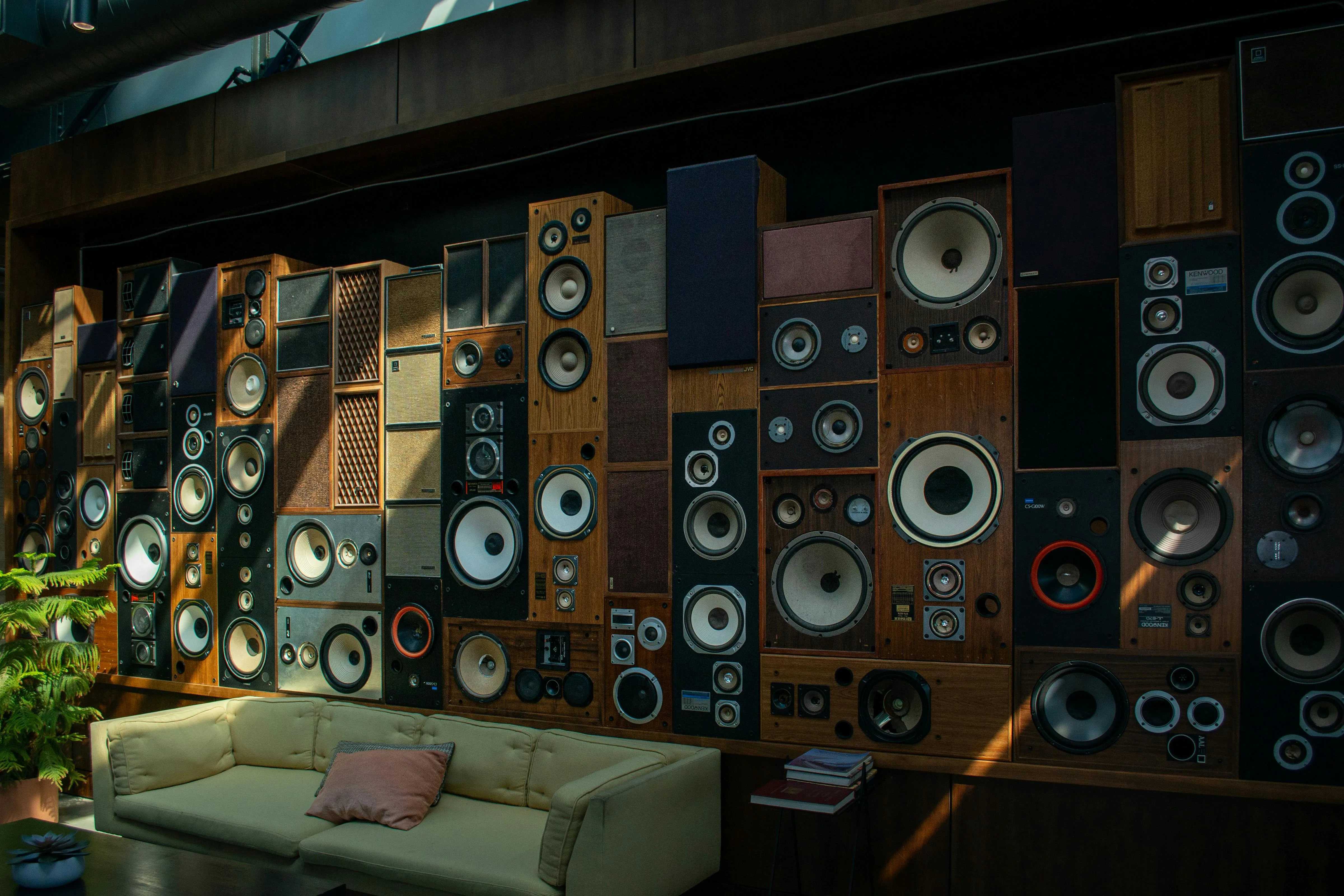 Móvil de gama alta vs gama media en 2026: qué cambia de verdad (y qué es marketing)