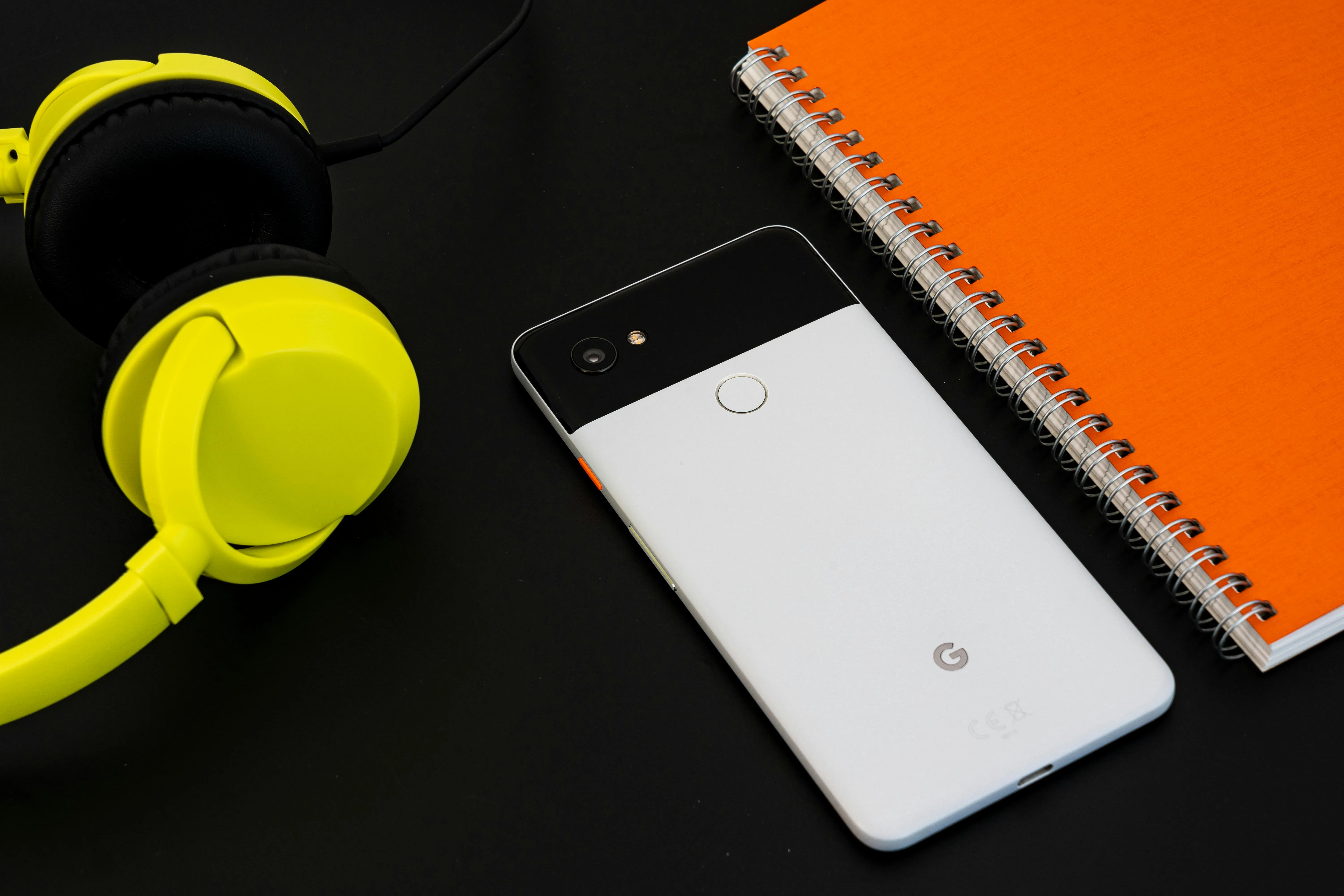 Pixel 8 Pro vs iPhone 15 Pro: cuál compensa si te importa la cámara (y la vida útil)